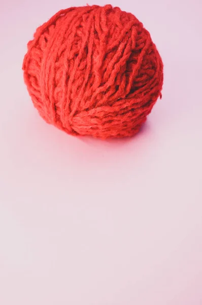 Высокоугольный Вертикальный Снимок Шара Красной Пряжи — стоковое фото