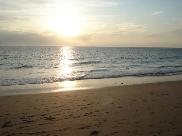 Mar Calmo Lado Uma Praia Areia Sob Luz Sol — Fotografia de Stock