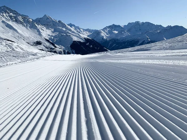 Vacker Bild Ett Snöigt Bergslandskap Med Perfekta Linjer — Stockfoto