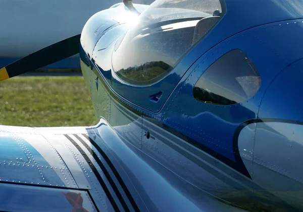 昼間における飛行場内の航空機の青のシングルエンジンの閉鎖 — ストック写真