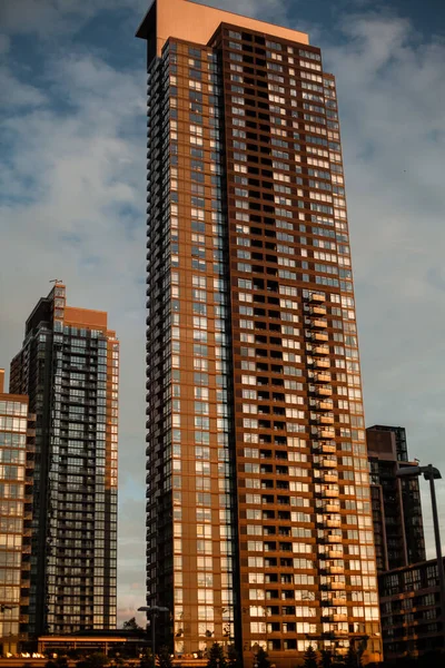 高さの高い近代的なガラスの建物の垂直ショット — ストック写真