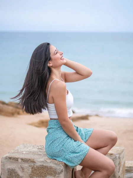 Una Foto Una Mujer Feliz Una Playa —  Fotos de Stock