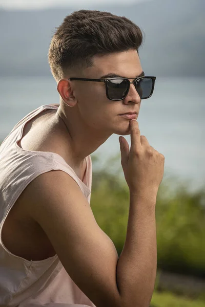 Ein Vertikales Porträt Eines Selbstbewussten Jungen Mannes Mit Trendiger Sonnenbrille — Stockfoto