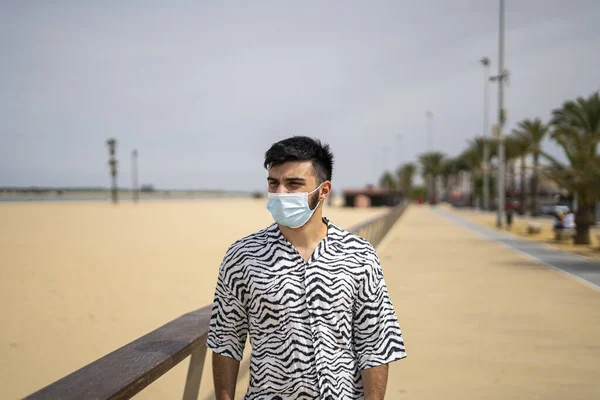 Hispanic Man Wearing Protective Mask While Strolling Beach Sunny Day — Stock Photo, Image