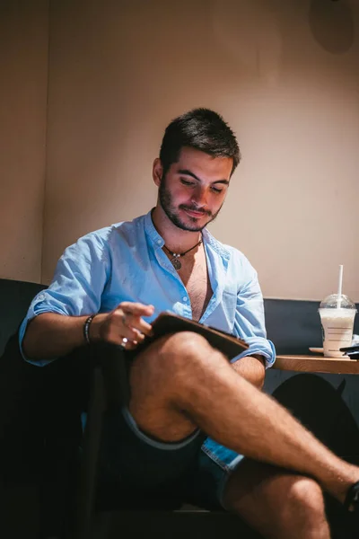 Una Toma Enfoque Superficial Hombre Joven Con Una Tableta Café — Foto de Stock