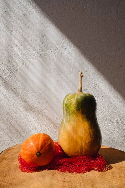 Dois Tipos Diferentes Abóboras Uma Mesa Madeira — Fotografia de Stock