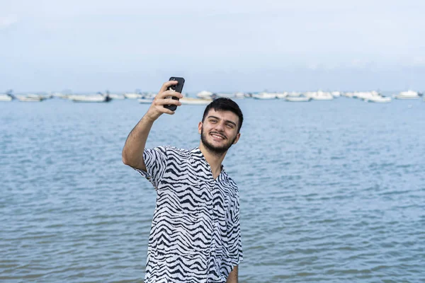 Hiszpan Robiący Selfie Plaży — Zdjęcie stockowe