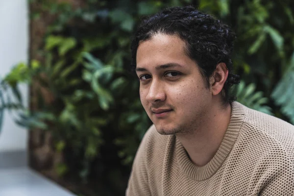 Retrato Joven Hispano Con Pelo Rizado Mirando Cámara Con Una — Foto de Stock