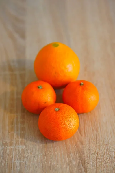Plan Vertical Oranges Fraîches Mandarines Sur Fond Bois — Photo
