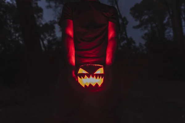 Homem Segurando Uma Abóbora Halloween Com Rosto Assustador Uma Floresta — Fotografia de Stock