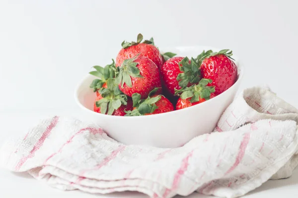 Delicioso Tazón Fresa Sobre Paño — Foto de Stock