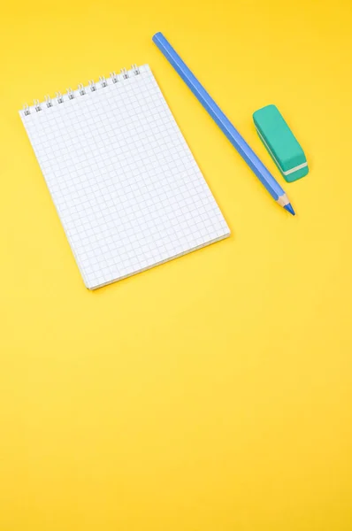 Cuaderno Cuadernos Lápiz Azul Borrador Sobre Fondo Amarillo — Foto de Stock