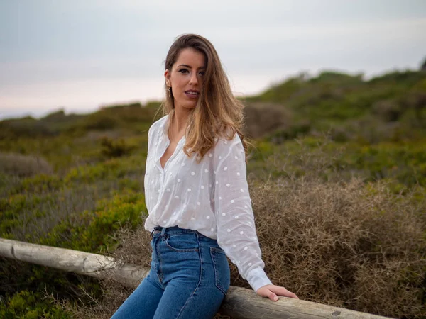 Una Hermosa Joven Caucásica Vistiendo Una Camisa Blanca Jeans Sentada —  Fotos de Stock