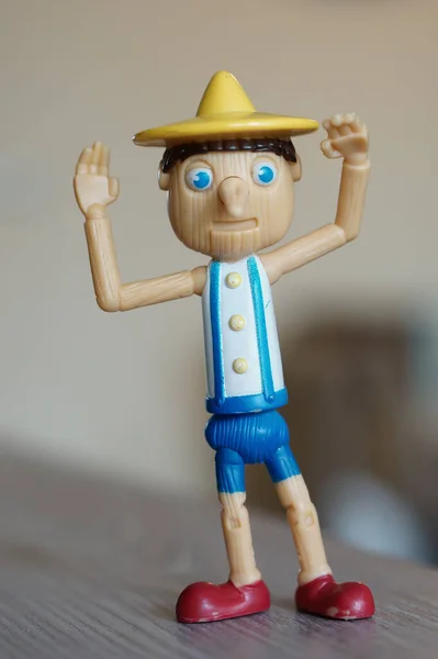 波兹南 2017年5月16日 塑料玩具皮诺曹雕像放在桌子上 — 图库照片
