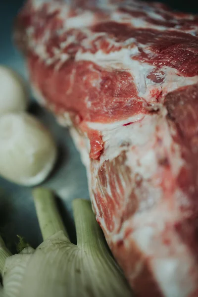 焼きたての牛肉の垂直ショット — ストック写真