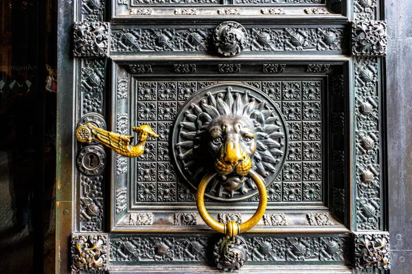 Closeup Shot Lion Head Shaped Door Handle Cologne Cathedral Germany — Stock Photo, Image