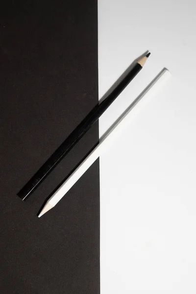Vertikální Záběr Dvou Černo Bílých Dřevěných Tužek Černobílém Pozadí — Stock fotografie