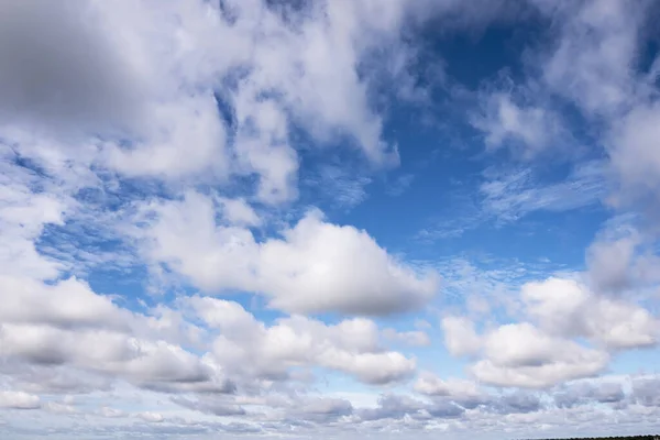 Una Vista Impresionante Del Cielo Azul Con Nubes Esponjosas — Foto de Stock