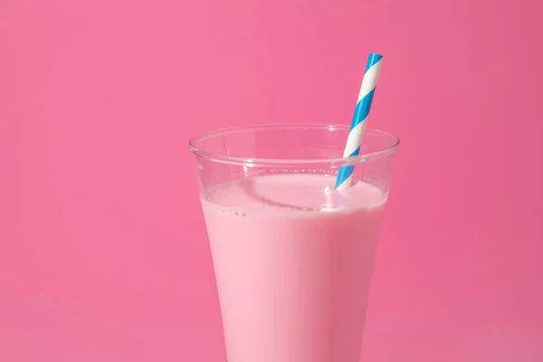 Copo Smoothie Morango Isolado Fundo Rosa — Fotografia de Stock