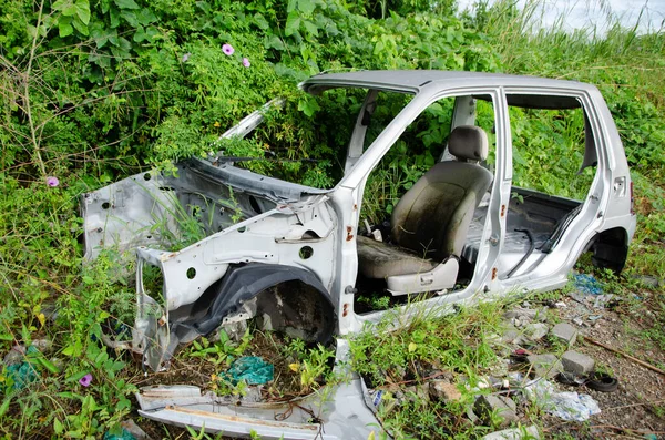 Carro Destruído Abandonado Naufragou Campo Cercado Por Vegetação — Fotografia de Stock