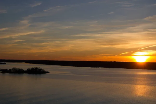 Coucher Soleil Envoûtant Avec Des Nuages Colorés Réfléchissant Sur Une — Photo