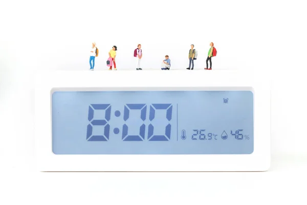 Primer Plano Pequeñas Figuritas Estudiantes Parados Reloj Despertador Digital — Foto de Stock