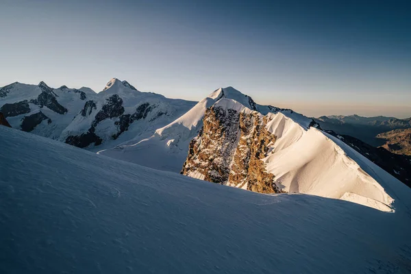 スイスのツェルマットにある夜のアルプス山脈の風景の美しいショット — ストック写真