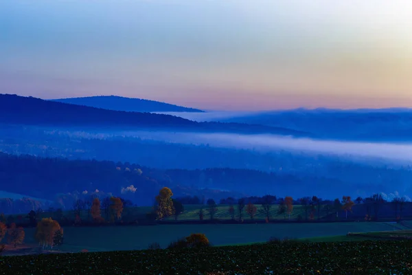 Mgła Okrywająca Dolinę Późnym Wieczorem — Zdjęcie stockowe
