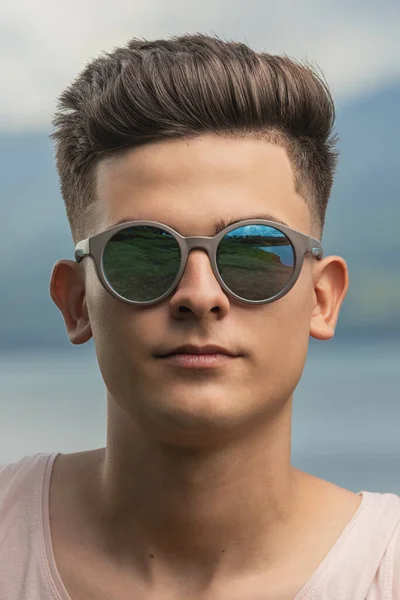 Zbliżenie Pionowy Portret Oszałamiającego Młodego Mężczyzny Modnych Okularach Przeciwsłonecznych Odbiciem — Zdjęcie stockowe