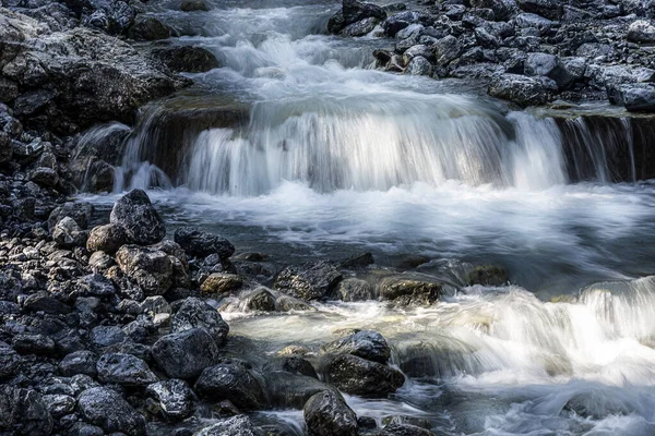 岩の上の小さな水の流れ — ストック写真
