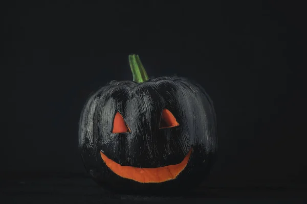 Una Calabaza Negra Decorada Sobre Fondo Negro —  Fotos de Stock