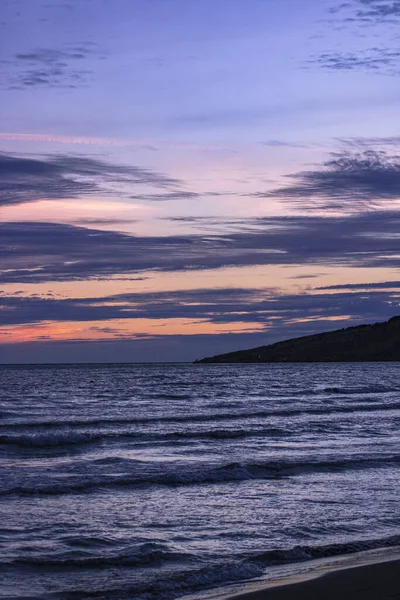 Pionowe Ujęcie Jasnego Purpurowego Zachodu Słońca Niebo Pobliżu Plaży — Zdjęcie stockowe