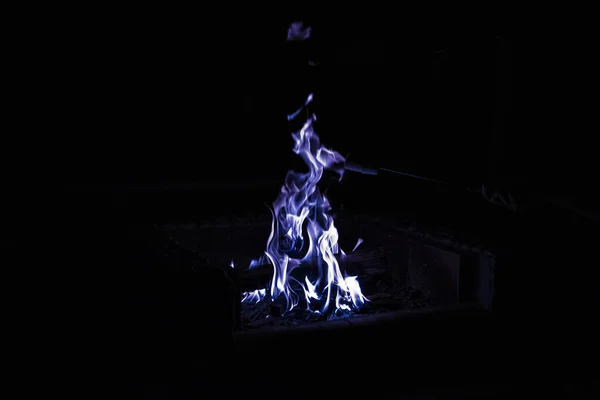 一个美丽的镜头在黑暗中发出紫色的蓝色火焰 — 图库照片