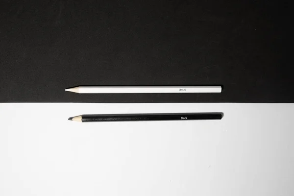 黑色和白色背景上的两支黑白木制铅笔的顶视图 — 图库照片
