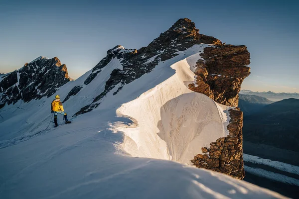 Alpinista Escalando Una Cresta Rocosa Nevada Durante Amanecer Montañismo Alpinismo — Foto de Stock