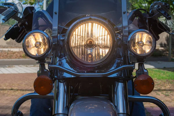 Gros Plan Des Lumières Une Moto Moderne Garée Extérieur Avec — Photo