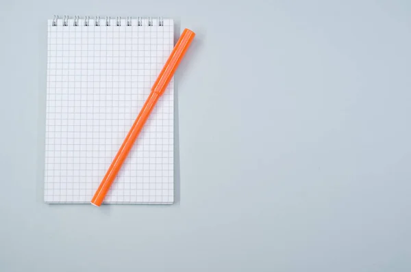 Una Toma Ángulo Alto Cuaderno Marcador Naranja — Foto de Stock