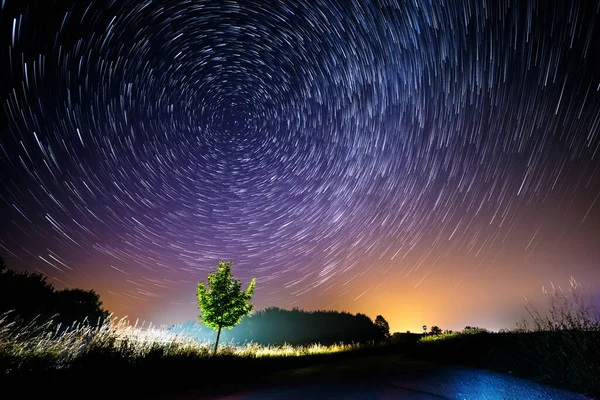 Ujęcie Czasowe Galaktyki Drogi Mlecznej Nad Pięknym Krajobrazem Nocy — Zdjęcie stockowe