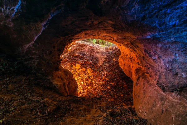 Plan Angle Bas Trou Rond Comme Une Entrée Grotte — Photo