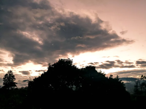 Eine Silhouettenaufnahme Der Berglandschaft Bei Sonnenuntergang — Stockfoto