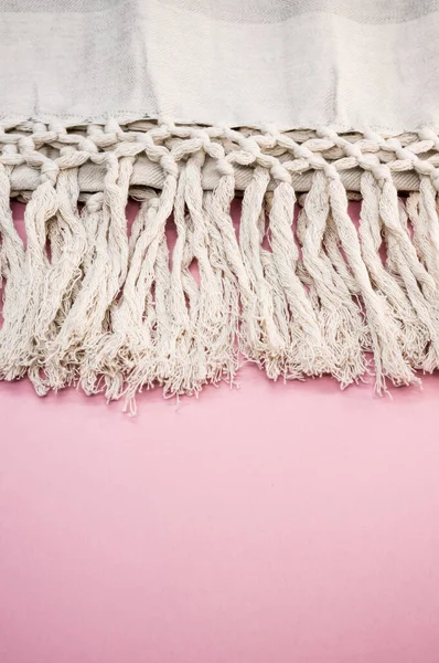 Eine Vertikale Aufnahme Eines Stricktuchs Auf Einer Rosa Oberfläche — Stockfoto