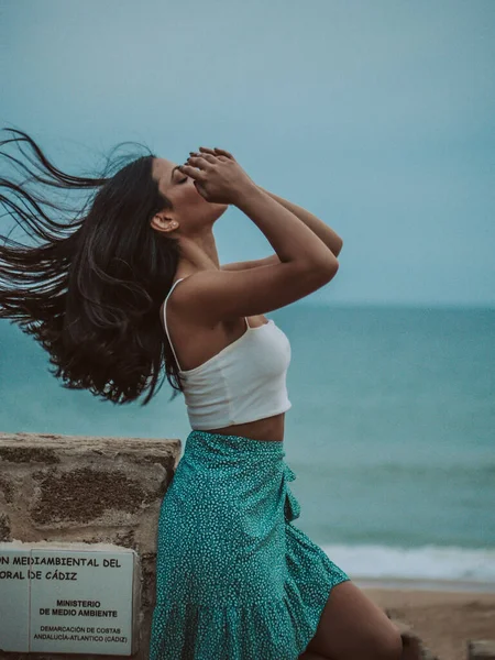 Colpo Una Bella Donna Con Capelli Ventosi — Foto Stock