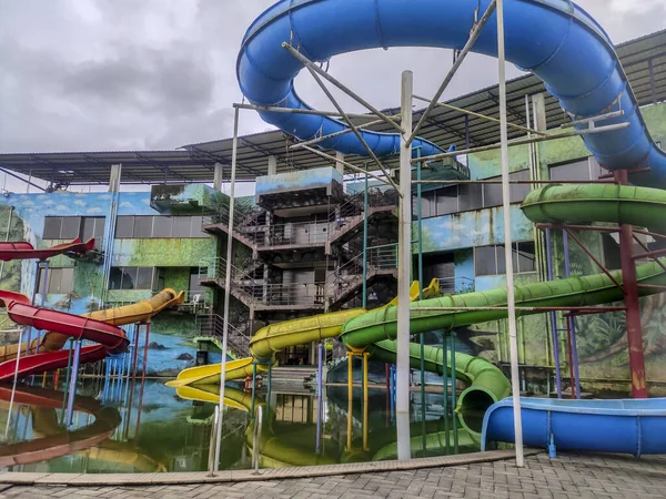 Grey Scenery Colorful Aquapark Slides — Stock Photo, Image