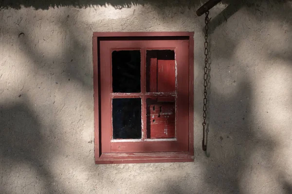 Ein Altes Rotes Fenster Sonnenlicht — Stockfoto