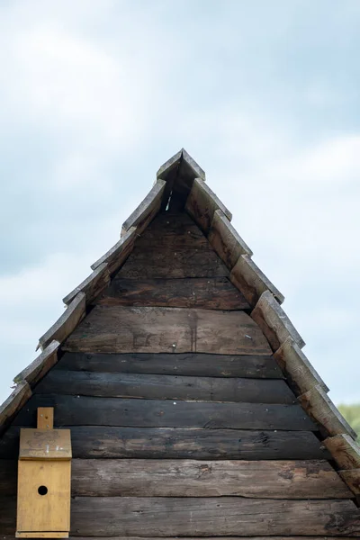 Nízký Úhel Záběru Malé Dřevěné Střechy Domu — Stock fotografie