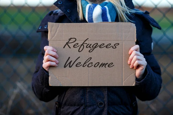 Egy Közelkép Egy Nőről Egy Menekültet Üdvözlő Táblával — Stock Fotó