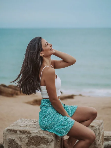 Una Foto Una Mujer Feliz Playa —  Fotos de Stock