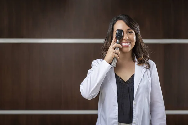 Optometrista Professionista Femminile Sorride Tiene Mano Apparecchio Esame Oculistico — Foto Stock