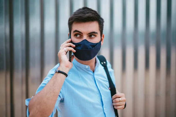 Een Oppervlakkige Focusshot Van Een Jonge Man Met Een Gezichtsmasker — Stockfoto