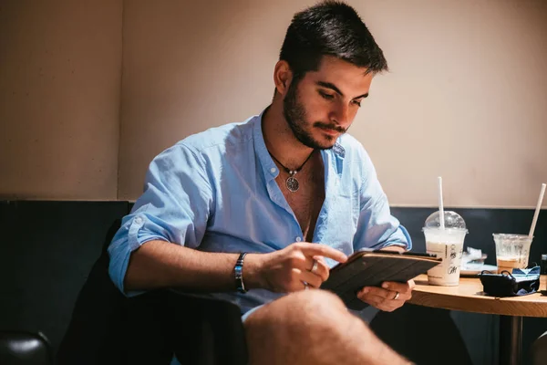 Una Toma Enfoque Superficial Hombre Joven Con Una Tableta Café — Foto de Stock